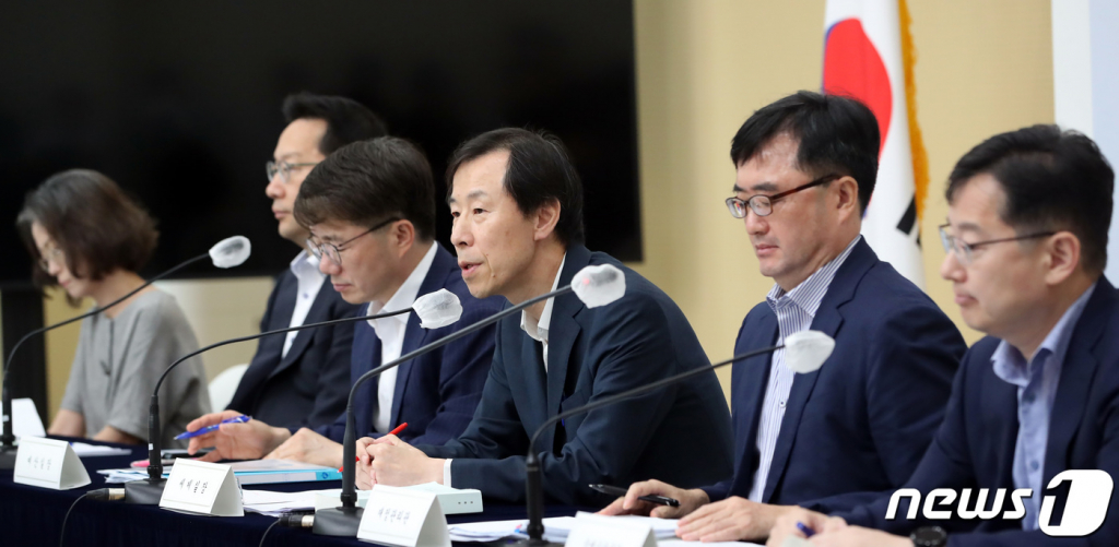 (세종=뉴스1) 김기남 기자 = 정정훈 기획재정부 세제실장(오른쪽 두번째)이 18일 오전 세종시 정부세종청사 중앙동 브리핑실에서 2023년 세수 재추계 결과 및 재정 대응방향에 대해 발표하고 있다. 이날 세재실장을 비롯해 예산실장, 재정관리관, 경제정책국장, 국제금융국장, 행안부 지방재정국장, 교육부 교육자치협력안전국장이 동석했다.2023.9.18/뉴스1 Copyright ? 뉴스1. All rights reserved. 무단 전재 및 재배포 금지.