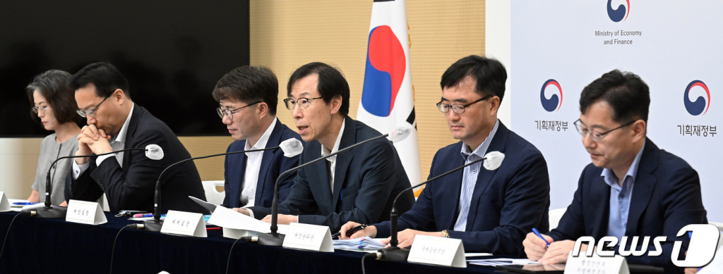 (세종=뉴스1) 김기남 기자 = 정정훈 기획재정부 세제실장(오른쪽 두번째)이 18일 오전 세종시 정부세종청사 중앙동 브리핑실에서 2023년 세수 재추계 결과 및 재정 대응방향에 대해 발표하고 있다.  이날 세재실장을 비롯해 예산실장, 재정관리관, 경제정책국장, 국제금융국장, 행안부 지방재정국장, 교육부 교육자치협력안전국장이 동석했다.2023.9.18/뉴스1  Copyright ? 뉴스1. All rights reserved. 무단 전재 및 재배포 금지.