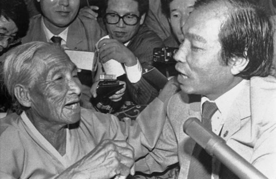 황준근 목사가 평양 고려호텔에서 어머니를 만나는 장면. /사진=국가기록원