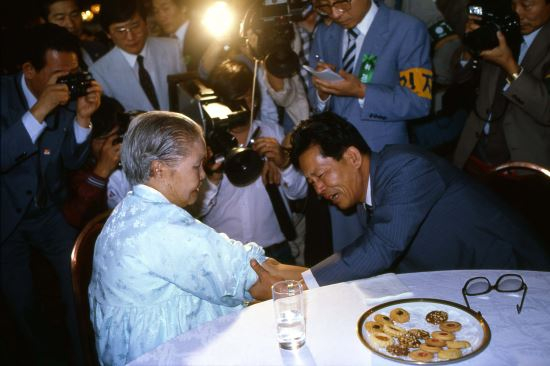 서울을 방문한 북한 측 고향방문단의 가족상봉 장면. /사진=국가기록원