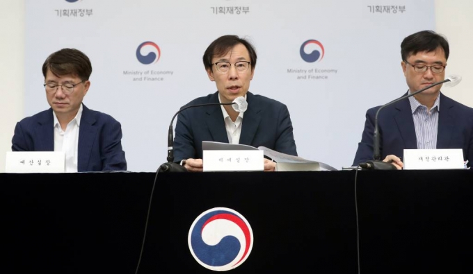 정정훈 기획재정부 세제실장이 18일 세종시 정부세종청사에서 202년 국세수입에 대한 재추계 결과, 국세 수입은 예산(400.5조원) 대비 59.1조원 부족한 341.4조원으로 전망된다고 밝히고 있다. 2023.09.18.