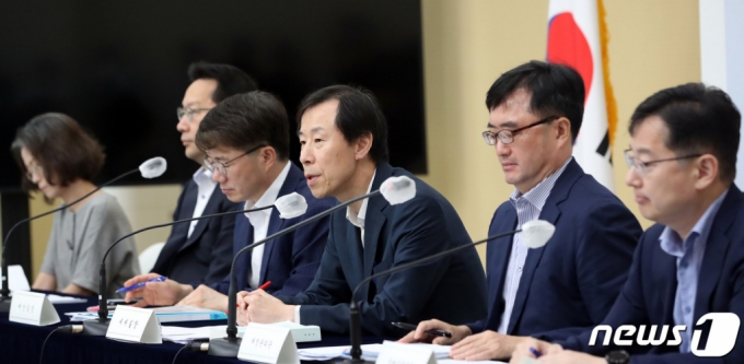 (세종=뉴스1) 김기남 기자 = 정정훈 기획재정부 세제실장(오른쪽 두번째)이 18일 오전 세종시 정부세종청사 중앙동 브리핑실에서 2023년 세수 재추계 결과 및 재정 대응방향에 대해 발표하고 있다. 이날 세재실장을 비롯해 예산실장, 재정관리관, 경제정책국장, 국제금융국장, 행안부 지방재정국장, 교육부 교육자치협력안전국장이 동석했다.2023.9.18/뉴스1 Copyright (C) 뉴스1. All rights reserved. 무단 전재 및 재배포 금지.