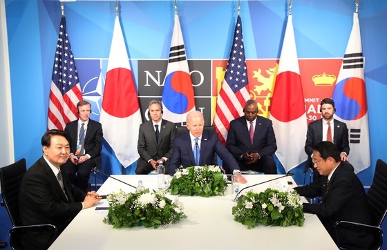 한미일 3국 정상이 29일 오후(현지 시간) 스페인 마드리드 이페마(IFEMA) 국제회의장에서 정상회담을 하고 있다. 왼쪽부터 윤석열 대통령, 조 바이든 미국 대통령, 기시다 후미오 일본 총리. (대통령실사진기자단) 2022.6.29/뉴스1