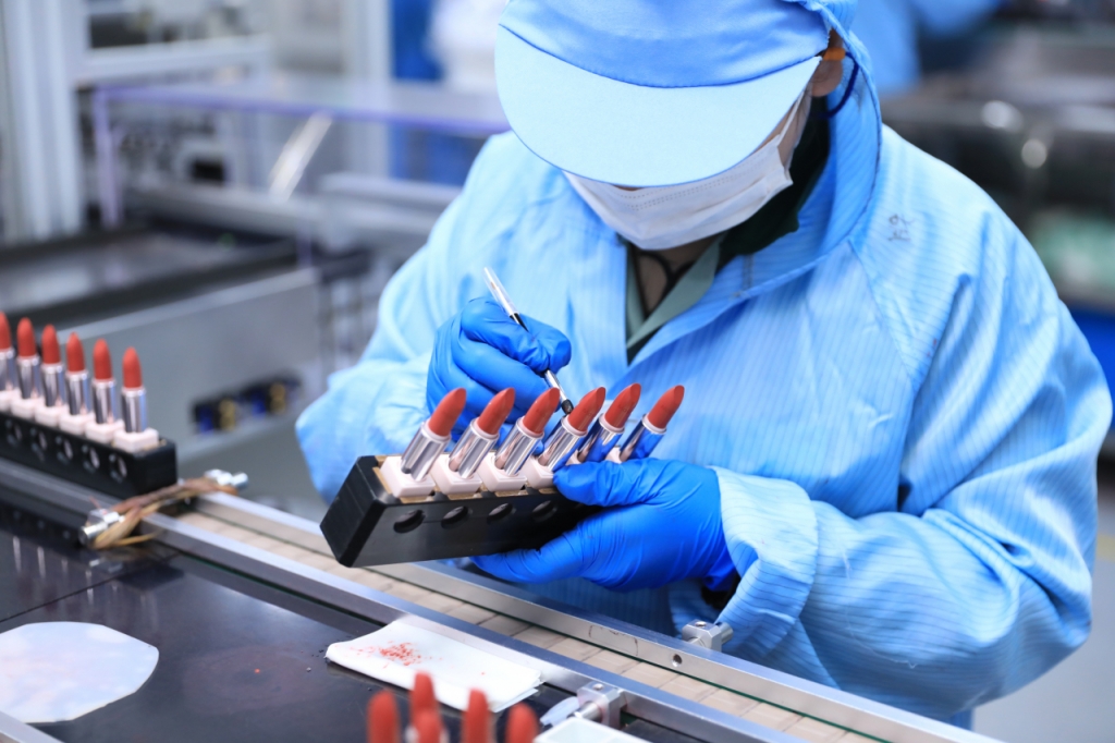 코스맥스 차이나 상해 공장에서 작업자들이 립스틱을 생산하는 모습/사진제공=코스맥스