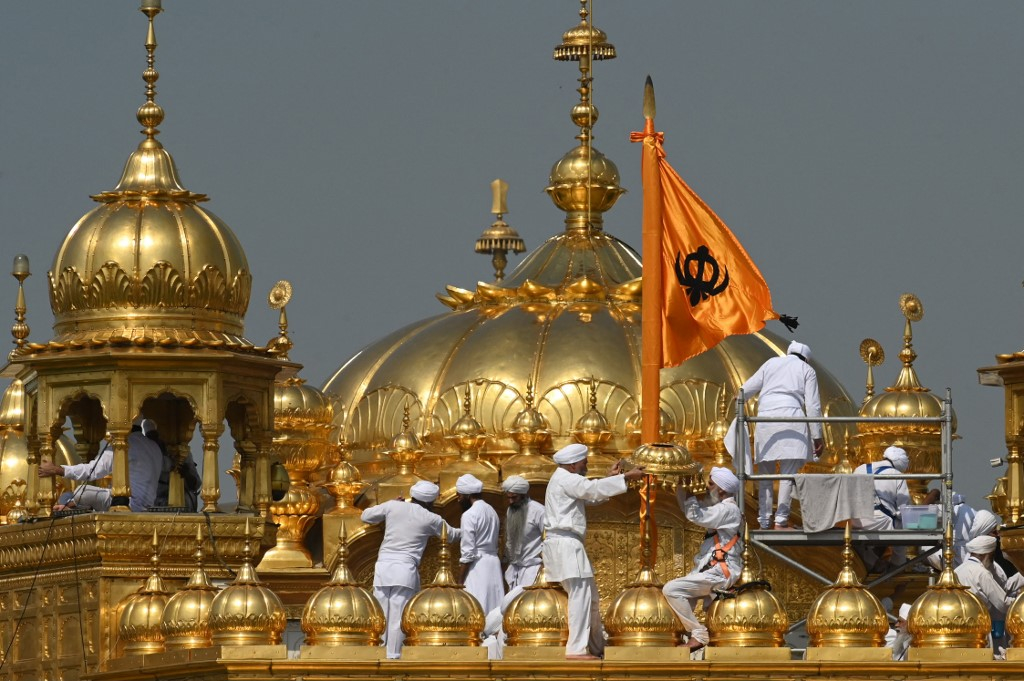 지난 3월11일(현지시간) 인도 펀자브주 암리차르에 있는 시크교 성지 황금사원에서 자원봉사자들이 지붕을 청소하고 있다./AFPBBNews=뉴스1