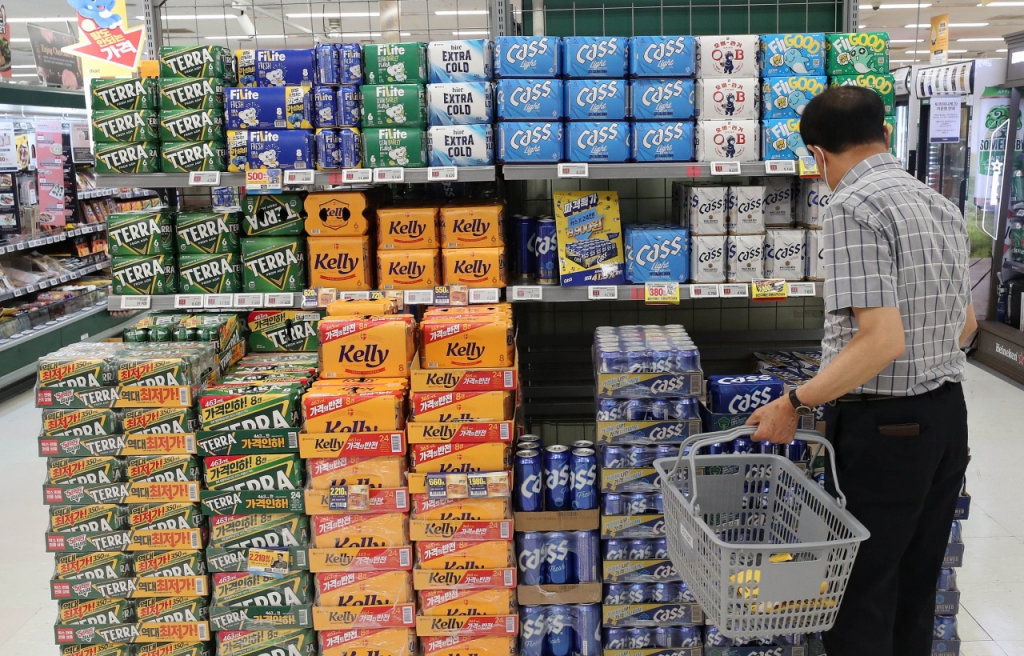 서울시내 한 마트 주류코너를 찾은 한 시민이 국산맥주를 구매하고 있다. /사진제공=뉴스1