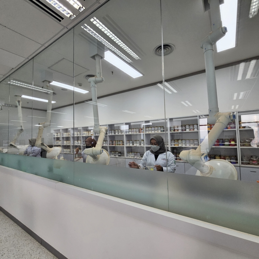 코스맥스 인도네시아 연구원들이 제품 개발에 몰두하는 모습/사진=조한송 기자