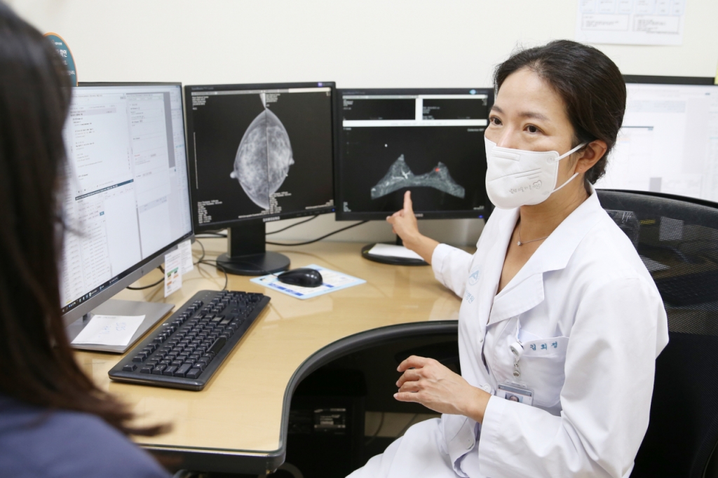 서울아산병원 유방외과 김희정 교수가 젊은 호르몬 양성 유방암 환자를 진료하고 있다./사진=서울아산병원