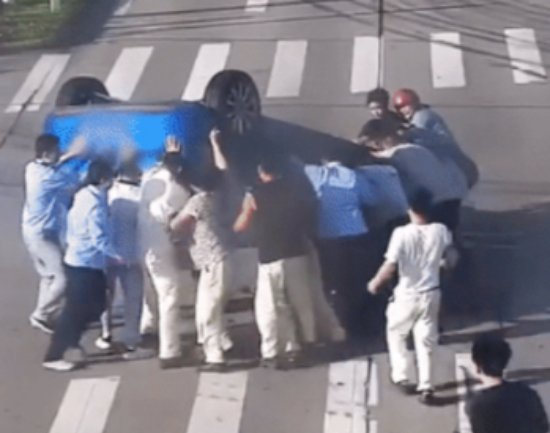 도로를 달리던 승용차가 뒤집혀 운전자가 갇히자 운전자를 구출하기 위해 차를 일으켜 세운 중국 시민들의 모습 /사진=X(구 트위터)