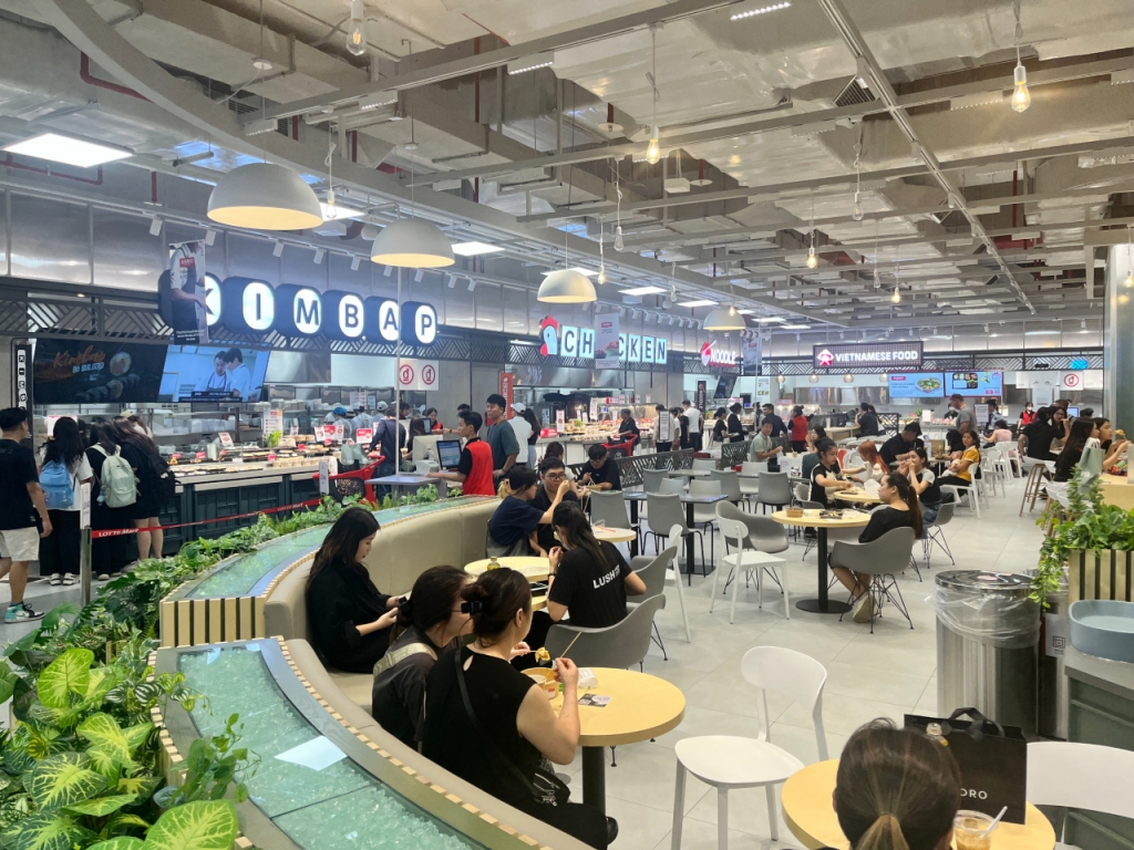 롯데몰 웨스트레이크 하노이 지하1층 롯데마트에서 고객들이 K푸드를 즐기고 있는 모습/사진= 임찬영 기자