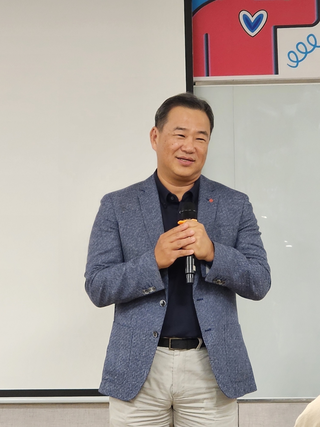 김상현 롯데 유통군HQ 총괄대표 부회장이 롯데몰 웨스트레이크 기자 간담회에서 인사하는 모습/사진= 임찬영 기자