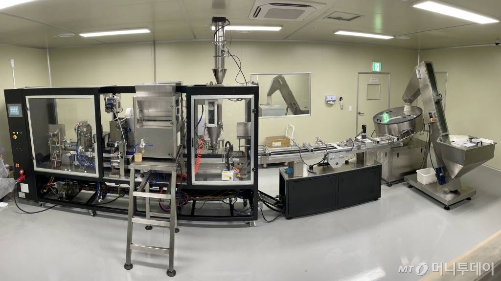 서울 금천구 가산디지털에 위치한 제품 공장에서는 다양한 캡슐 제품이 생산되고 있다. 사진은 신형 티캡슐 충진기 모습