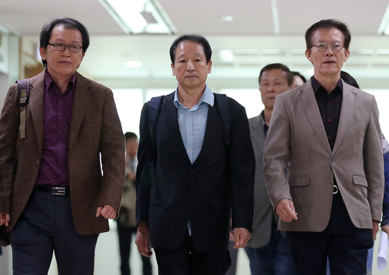 1983년 '대구 미문화원 폭파사건'에 대한 재심이 35년 만인 2018년 10월25일 대구법원에서 열렸다. 당시 국가보안법 위반 혐의로 유죄 판결을 받았던 재심 청구자들이 법정으로 향하고 있다. 왼쪽부터 박종덕, 함종호, 손호만씨. 뒤로 안상학씨가 보인다. 우성수씨는 2005년 사망해 이날 부인이 대신 참석했다. /사진=뉴스1  