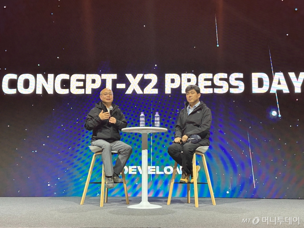 이동욱 HD현대사이트솔루션 대표(왼쪽)와 김동목 HD현대사이트솔루션 스마트주행장비기술팀 수석연구원 /사진=김도현 기자