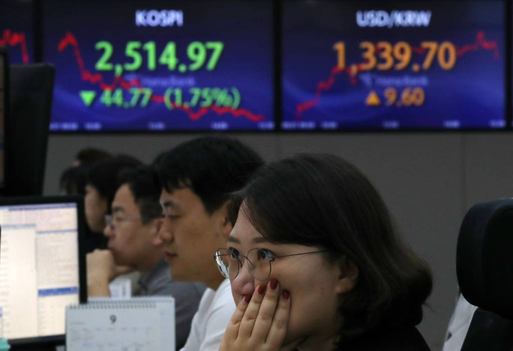 [서울=뉴시스] 조성우 기자 = 코스피는 전 거래일(2559.74)보다 44.77포인트(1.75%) 내린 2514.97에 장을 마감한 21일 오후 서울 중구 하나은행 딜링룸에서 딜러들이 업무를 보고 있다. 코스닥지수는 전 거래일(882.72)보다 22.04포인트(2.5%) 하락한 860.68에 거래를 종료했다. 원·달러 환율은 전 거래일(1330.1원)보다 9.6원 오른 1339.7원에 마감했다. 2023.09.21.
