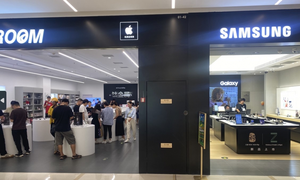 북새통을 이룬 왼쪽 애플 매장에 비해 삼성 매장은 상대적으로 한산하다./사진=우경희 기자