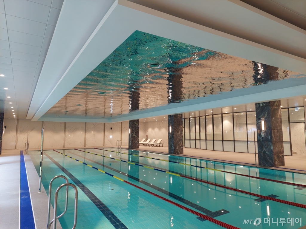 반포 래미안 원베일리 커뮤니티 '더 브릴리아' 내 수영장 /사진=방윤영 기자