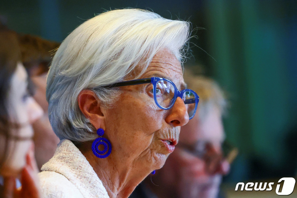 (브뤼셀 로이터=뉴스1) 우동명 기자 = 크리스틴 라가르드 유럽 중앙은행(ECB) 총재가 5일 (현지시간) 벨기에 브뤼셀에서 열린 유럽의회 경제·통화위원회서 가진 연설서 “금리 인상 기조를 유지할 것”이라고 밝히고 있다. 2023.6.6  ⓒ 로이터=뉴스1  Copyright ? 뉴스1. All rights reserved. 무단 전재 및 재배포 금지.