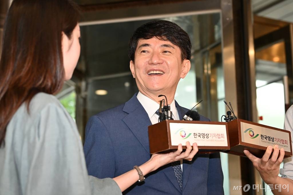 이균용 대법원장 후보자가 29일 오전 서울 서초구 인사청문 준비 사무실로 첫 출근 하며 취재진 질문에 답하고 있다. /사진=머니S 장동규 기자