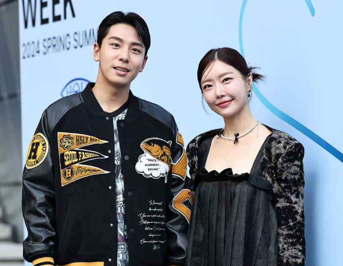 (서울=뉴스1) 김진환 기자 = 배우 임현태와 방송인 레이디제인(오른쪽) 부부가 5일 서울 중구 동대문 DDP에서 열린 ‘2024 S/S 서울패션위크’ 홀리넘버세븐(HOLYNUMBER7) 컬렉션에 참석해 포즈를 취하고 있다. 2023.9.5/뉴스1  Copyright ? 뉴스1. All rights reserved. 무단 전재 및 재배포 금지.
