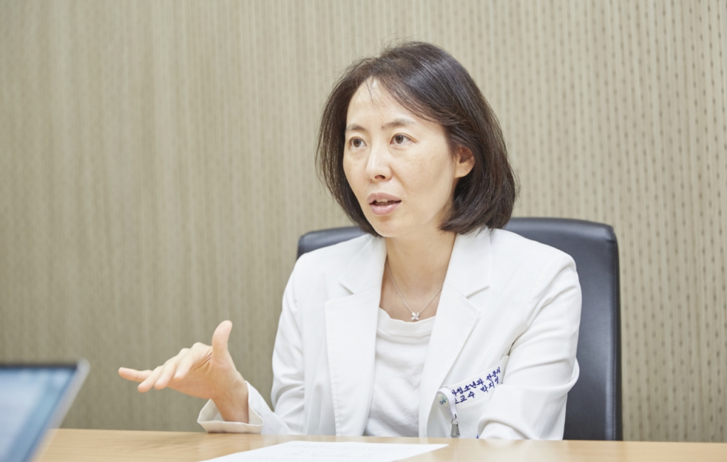 중앙대병원 소아청소년과 박지영 교수가 영유아 결핵의 증상과 위험성에 대해 설명하고 있다. 박 교수는 영유아 잠복결핵 치료의 중요성을 강조하며 "결핵으로 진행시 항결핵제 치료는 여러 약제로 치료가 복잡하다는 사실을 명심해야 한다"고 강조했다./사진=중앙대병원