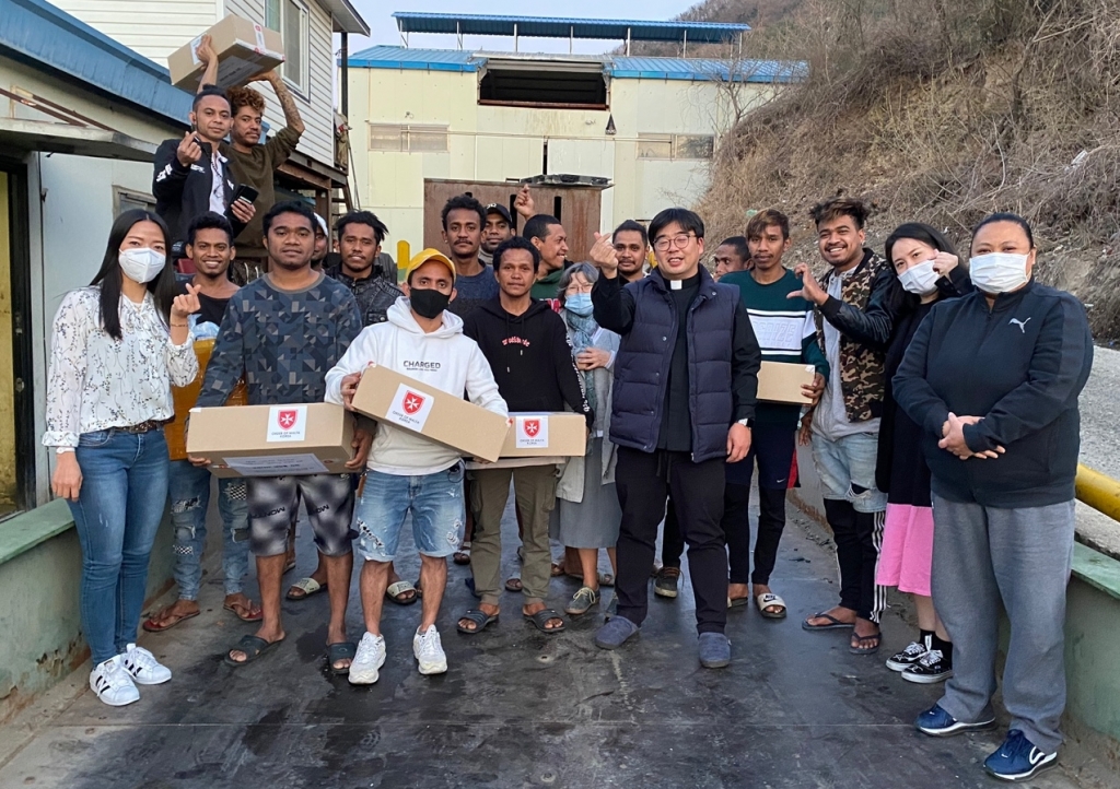 가톨릭근로자회관이 코로나19 유행 당시 이주노동자들에게 구호 물품을 전달하고 있다./사진=아산사회복지재단