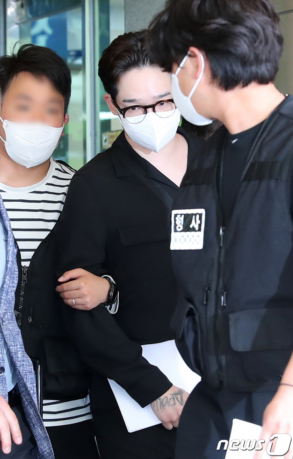 필로폰 투약 혐의를 받는 가수 남태현이 지난 5월 18일 오전 서울 마포구 서울서부지방법원에서 열린 구속전피의자심문(영장실질심사)을 마친 후 법원을 나서고 있다. /사진=뉴스1  