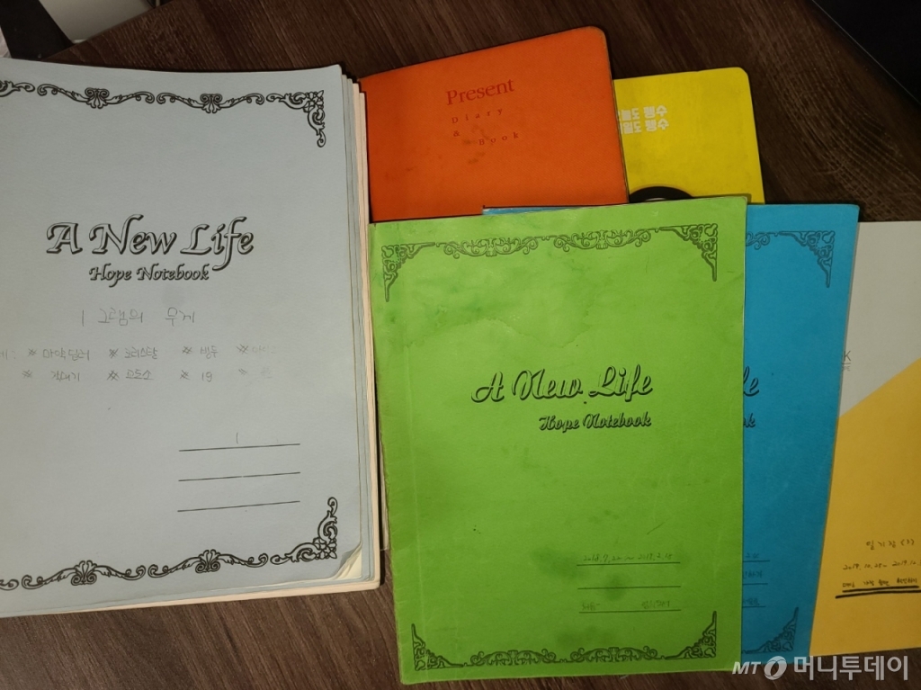 임제훈 작가가 교도소에서 쓴 일기장과 그 내용을 토대로 쓴 소설 '1그램의 무게' 초고. /사진=본인 제공