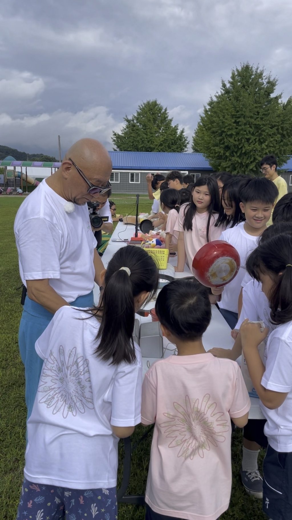 김천 대룡초 아이들과 늘봄예술학교 온라인 콘텐츠를 촬영 중인 촤정화 작가./사진= 문화예술교육진흥원