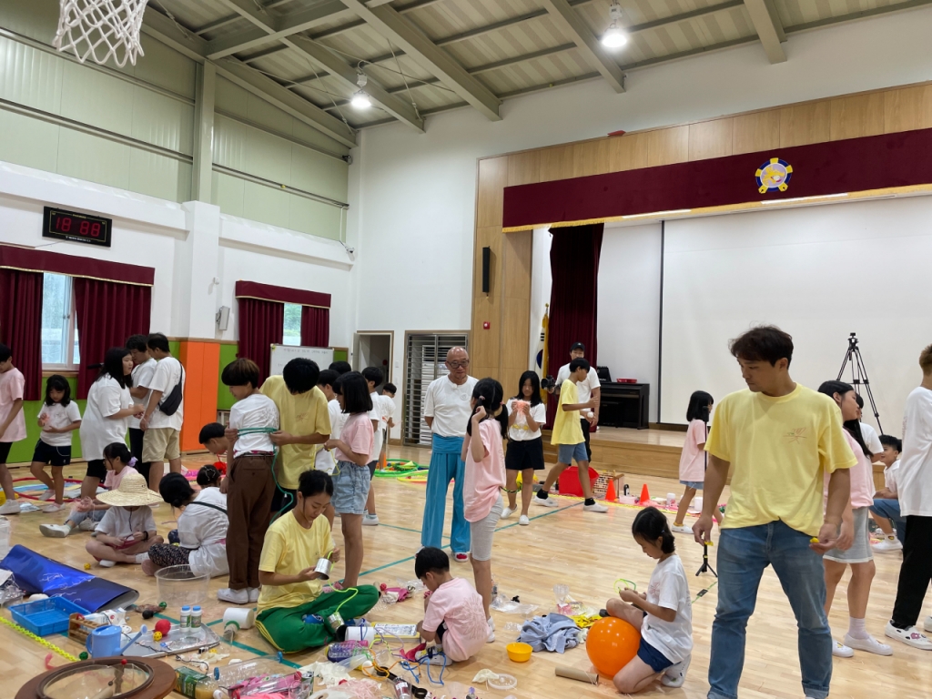 '늘봄예술학교' 프로그램을 진행중인 최정화 작가와 대륭초 학생들/사진= 문화예술교육진흥원