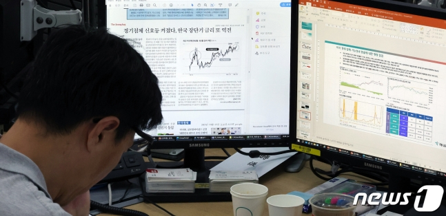 25일 오후 서울 중구 하나은행 딜링룸에 한 직원이 경기침체에 따른 한국의 금리 관련 뉴스를 살펴보고 있다. /사진=뉴스1.
