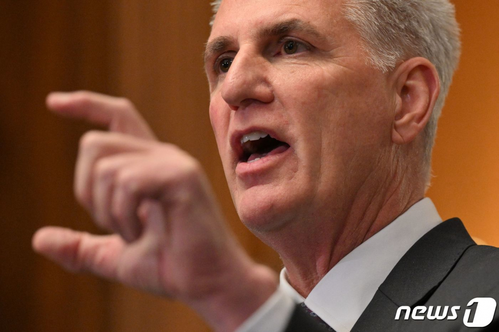 (워싱턴 AFP=뉴스1) 우동명 기자 = 케빈 매카시 미국 하원의장이 31일(현지시간) 워싱턴 의사당에서 부채 한도 상향 관련 재무 책임법안의 하원 통과 후 취재진을 만나고 있다. 2023.6.1 ⓒ AFP=뉴스1 Copyright ? 뉴스1. All rights reserved. 무단 전재 및 재배포 금지.