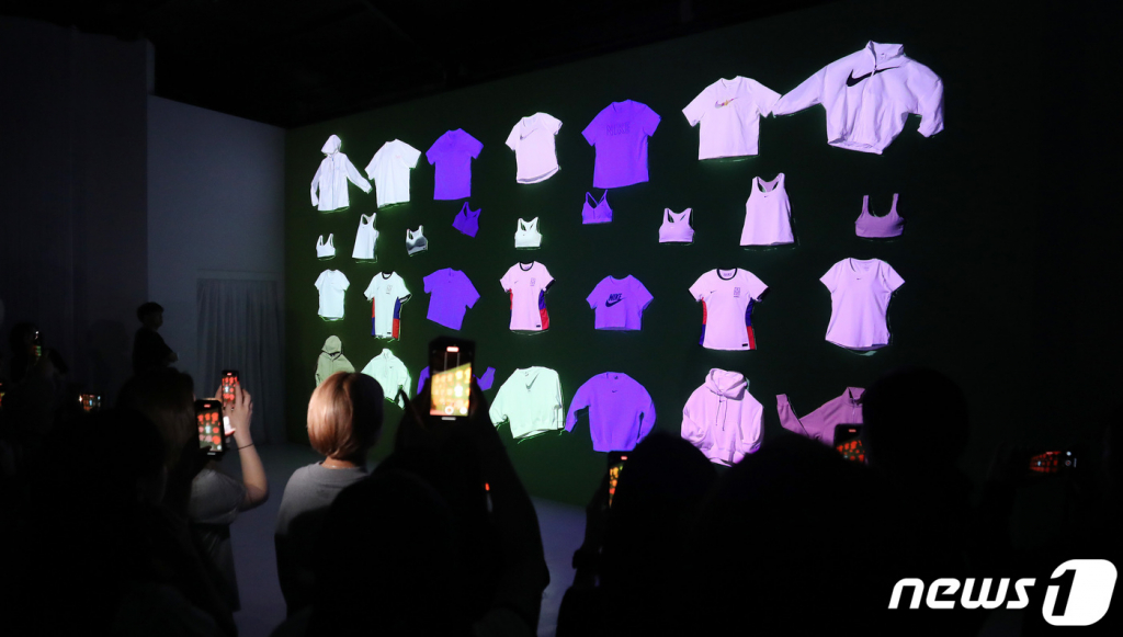 (서울=뉴스1) 박지혜 기자 = 3일 서울 광진구 파이팩토리 스튜디오에서 열린 나이키 우먼 2023 미디어 행사에서 미디어 아트로 신제품을 공개하고 있다. 2023.4.3/뉴스1 Copyright ? 뉴스1. All rights reserved. 무단 전재 및 재배포 금지.