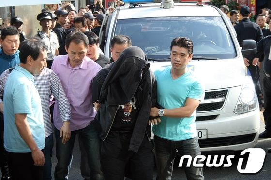 3일 오후 부산 부산진구 부산진경찰서에 이날 오전 실내사격장에 침입해 여주인을 흉기로 찌르고 권총과 실탄을 빼앗아 달아난 홍모(29)씨가 검거돼 경찰에 압송되고 있다. 조탁만 기자? News1