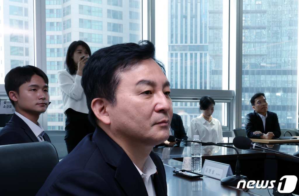 (서울=뉴스1) 박정호 기자 = 원희룡 국토교통부 장관이 5일 오후 서울 용산구 한국인터넷광고재단에서 열린 소규모주택 관리비 투명화 방안 이행 상황점검 회의에서 박상용 한국인터넷광고재단 센터장의 이행 방안 발표를 경청하고 있다.   이날 점검 회의에는 공인중개사협회를 비롯해 네이버 부동산과 부동산119, 직방, 다방, 피터팬의 좋은방 구하기를 운영하는 두꺼비세상 관계자 및 청년 중계사 등이 참석했다.  2023.9.5/뉴스1  Copyright ? 뉴스1. All rights reserved. 무단 전재 및 재배포 금지.