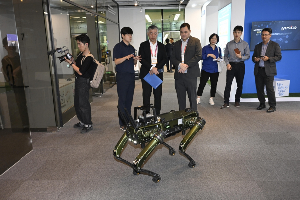 지난 25일 서울 동대문디자인플라자에 마련된 '서울시 첨단 라이프스타일 전시관'을 찾은 해외 도시 대표단 /사진제공=서울시 