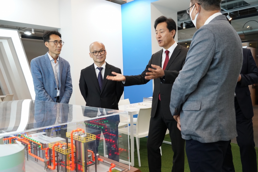 지난 25일 서울 동대문디자인플라자에 마련된 '서울시 첨단 라이프스타일 전시관'을 찾은 오세훈 시장(오른쪽 두번째)/사진제공=서울시