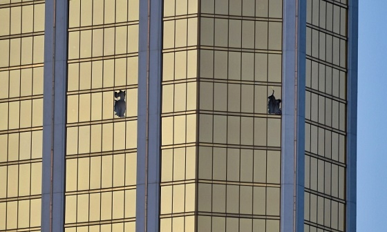 2017년 10월 1일 미국 라스베이거스의 공연장에 총기를 난사한 스티븐 패독이 머물렀던 만델레이베이 호텔 32층 객실 유리창이 깨져 있다./사진=AFPBBNews=뉴스1