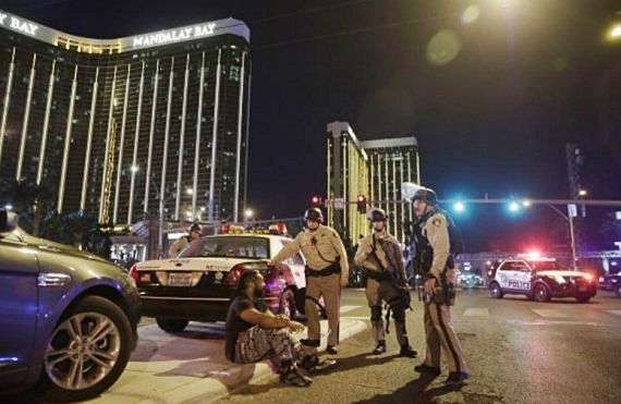 2017년 10월 1일(현지시간) 총기난사 사건이 발생한 미국 라스베이거스의 만델레이베이 호텔 인근에서 경찰이 검문하고 있다./사진=AP=뉴시스