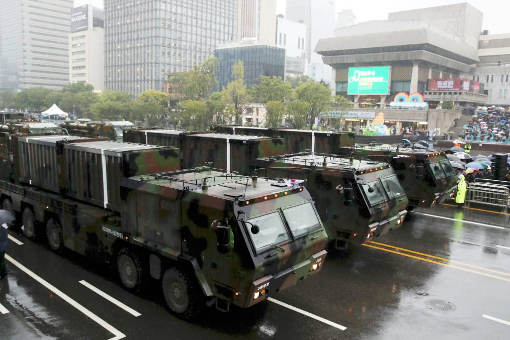 지대지미사일 현무가 26일 서울 세종대로 일대에서 건군 75주년 국군의 날 기념 시가행진을 하고 있다. /사진=뉴시스
