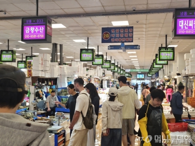 추석 연휴를 이틀 앞둔 26일 오후 3시 40분 서울 동작구 노량진 수산시장. 추석 대목을 맞이한 시장 상인들과 수산물을 사러 온 사람들의 모습./사진=이승주 기자