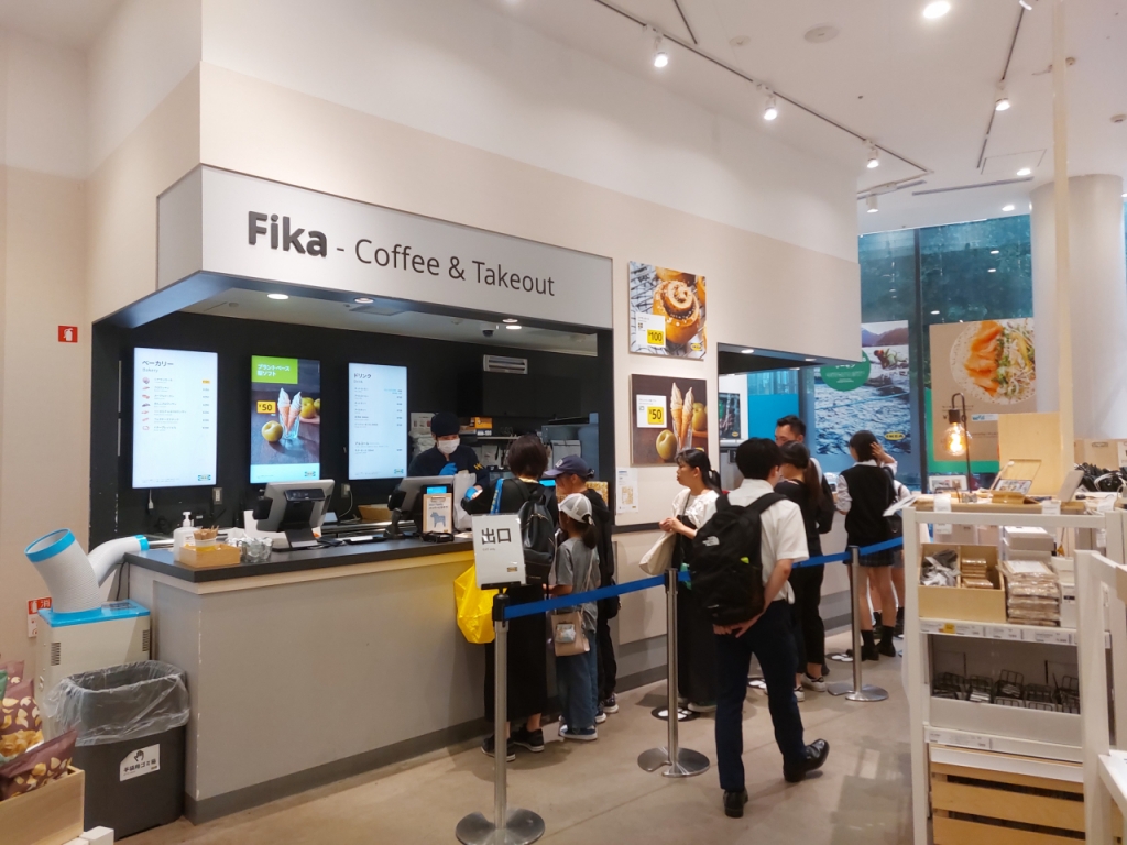 19일 일본 도쿄 하라주쿠 이케아 매장에서 사람들이 커피를 주문하고 있다./사진=정인지 기자