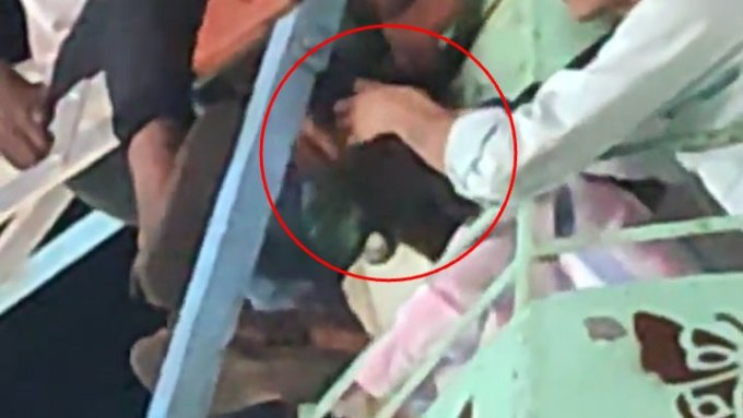 인도의 한 놀이공원에서 관람차를 타고 있던 여성이 관람차 철제 프레임 틈새에 머리카락이 끼여 빠져나오지 못하면서 7m 상공에서 공포에 떨어야 했다. /사진=트위터 @Devbhumi news 캡처