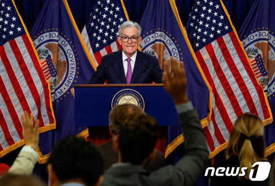 제롬 파월 미국 연방준비제도(Fed·연준) 의장이 20일(현지시간) 워싱턴 연준에서 FOMC가 기준금리를 5.25∼5.50%로 동결한 뒤 기자회견을 하고 있다. 2023.9.21 ? 로이터=뉴스1