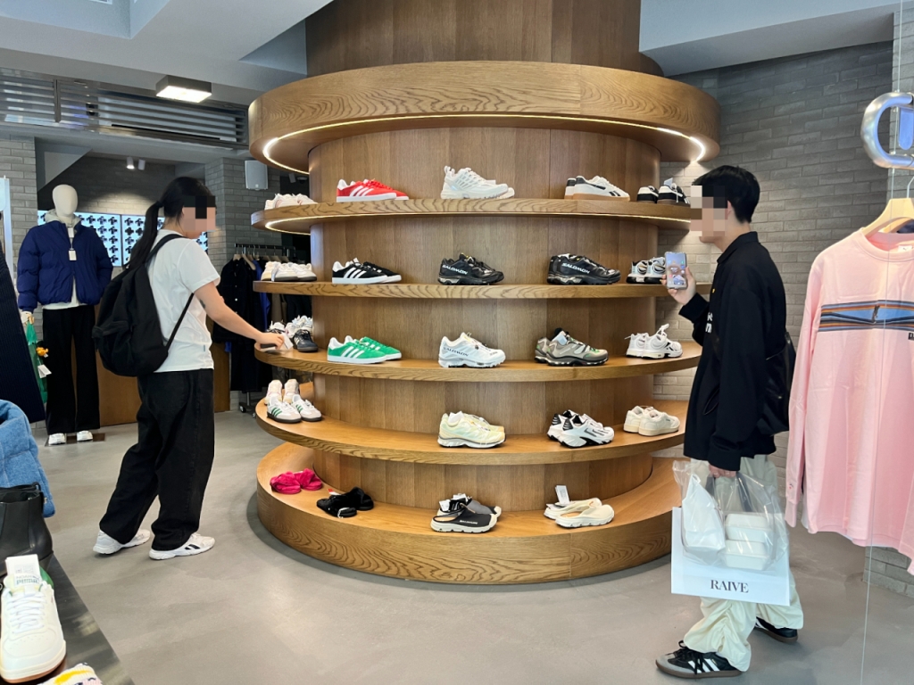 27일 톰지 매장에 '살로몬', '오트리', '아디다스' 등 유명 브랜드가 진열돼 있는 모습/사진= 임찬영 기자