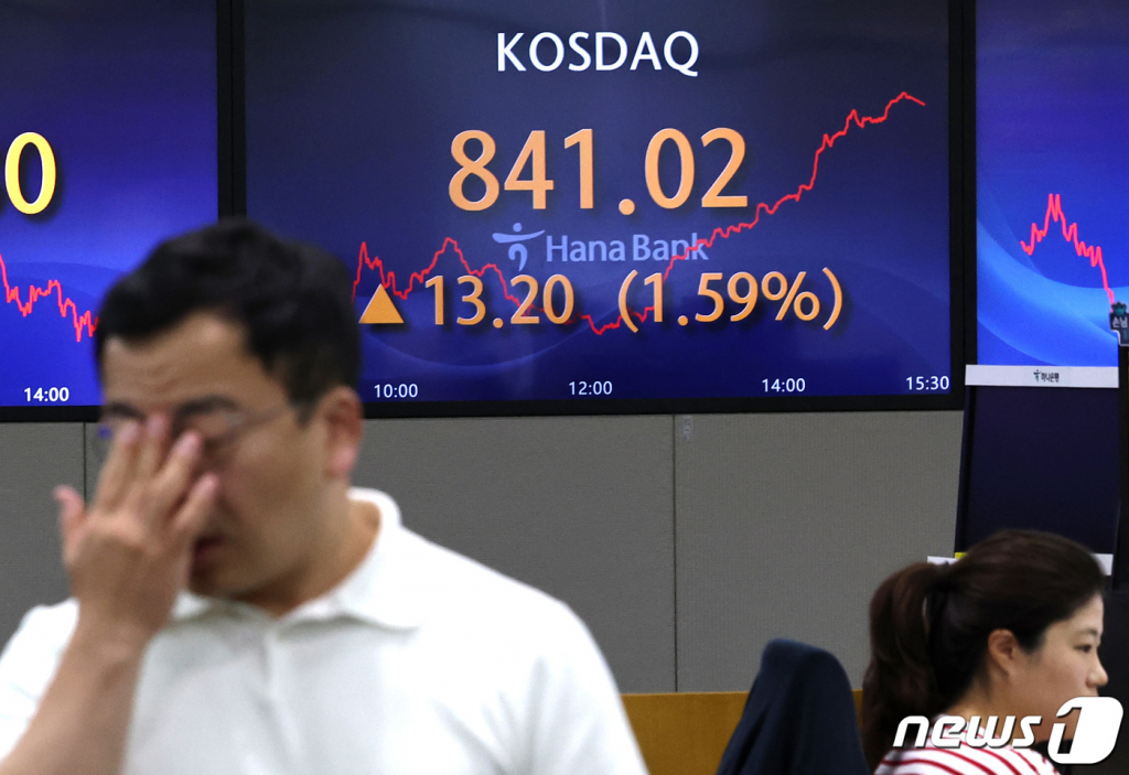 (서울=뉴스1) 구윤성 기자 = 27일 오후 서울 중구 하나은행 명동점 딜링룸 전광판에 코스닥 지수가 전일대비 13.2포인트(1.59%) 오른 841.02를 나타내고 있다. 이날 코스피도 전 거래일 보다 2.1포인트(0.09%) 오른 2465.07에, 원달러환율은 0.8원 오른 1349.3원으로 장을 마감했다. 2023.9.27/뉴스1 Copyright ? 뉴스1. All rights reserved. 무단 전재 및 재배포, AI학습 이용 금지.