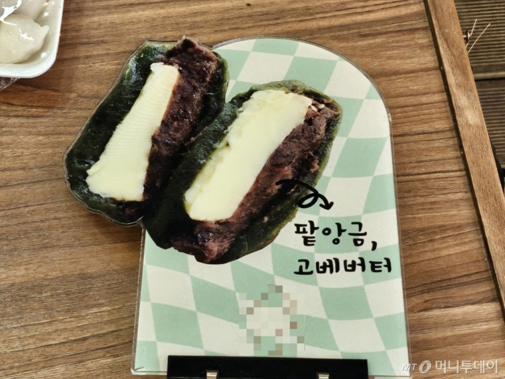 추석 연휴를 하루 앞둔 27일 오전 10시 20분 서울 동작구 남성사계시장. 가족, 지인에게 명절 선물을 사기 위해 찾은 시민들로 붐볐다. 특히 한 떡집의 시그니처 메뉴인 '앙버터 송편'은 팥에다 버터가 들어가있어 인기다./사진=이승주 기자