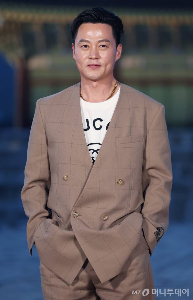 배우 이서진이 지난 5월16일 오후 서울 종로구 경복궁에서 진행된 '구찌 2024 크루즈 패션쇼'에 참석해 포즈를 취하고 있다. 2023.05.16 /사진=김창현 기자