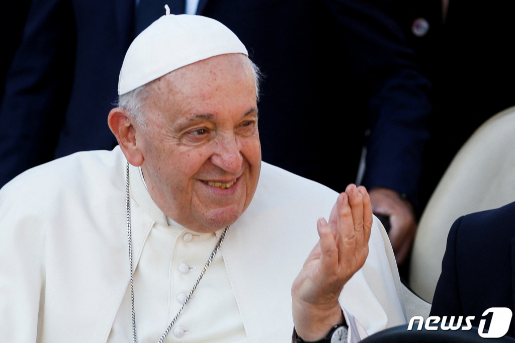 (울란바토르 로이터=뉴스1) 우동명 기자 = 프란치스코 교황이 2일(현지시간) 몽골을 방문해 울란바토르의 성 베드로 바오로 대성당에서 주교와 사제, 목회자들을 만나고 있다. 2023.9.3 ⓒ 로이터=뉴스1 Copyright ? 뉴스1. All rights reserved. 무단 전재 및 재배포 금지.