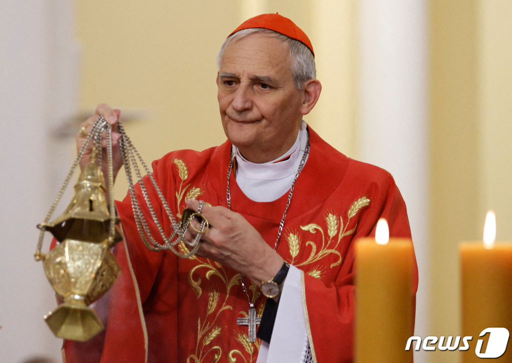 (모스크바 로이터=뉴스1) 김민수 기자 = 29일(현지시간) 프란치스코 교황의 특사인 마테오 주피 추기경이 러시아 모스크바의 성모무염시태 대성당에서 미사를 집전하고 있다. 2023.06.29/뉴스1 ⓒ 로이터=뉴스1 Copyright ? 뉴스1. All rights reserved. 무단 전재 및 재배포 금지.